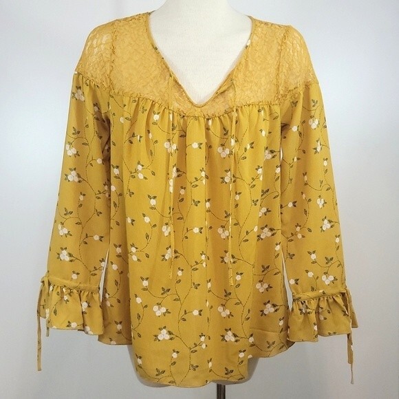 Modcloth Tops - MODCLOTH Floral Lace V-neck Top size  S